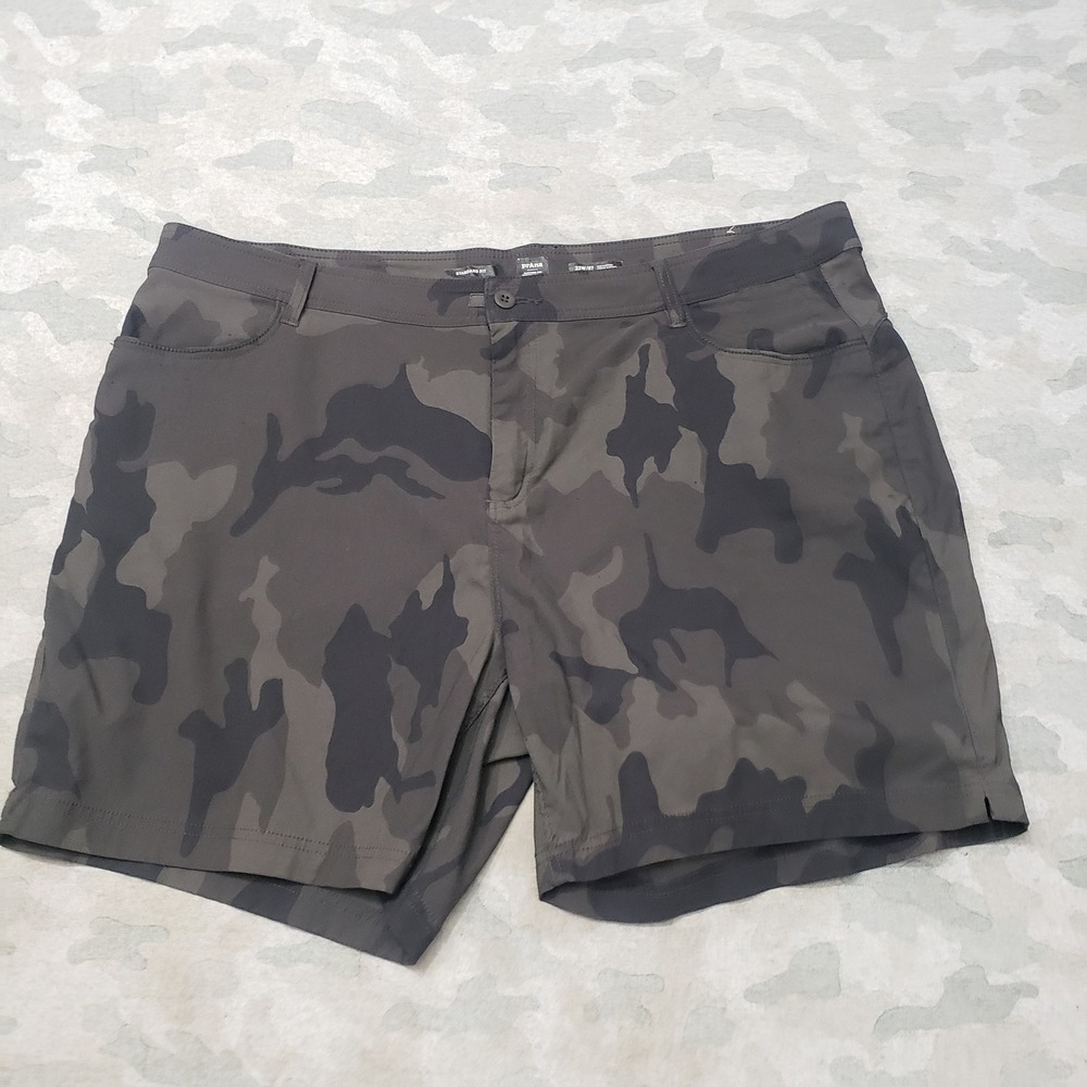PrAna Shorts Women 22W Gray Standard Fit Camo Hiking Climbing Outdoor Stretch